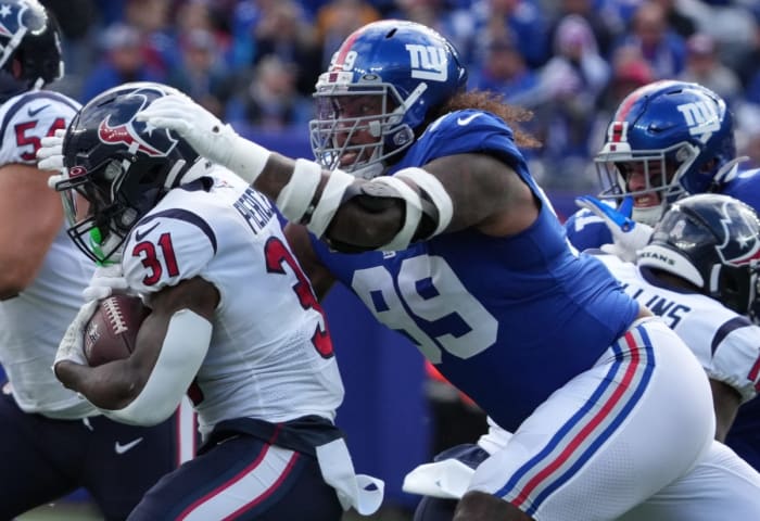 Dameon Pierce of the Texans is chased down by Leonard Williams of the Giants in the first half.